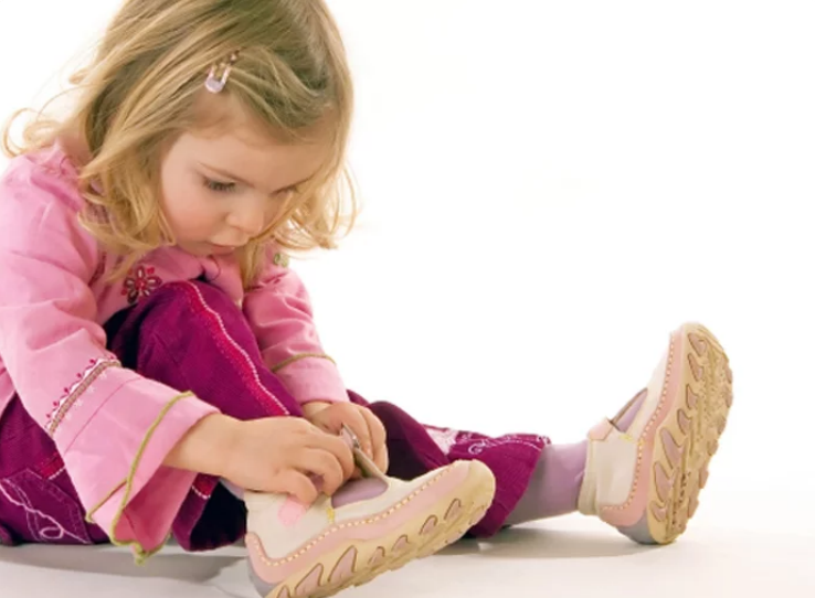 Сайт дети обувь. Обувь для детей. Ребенок одевается. Ребенок обувается. Детские ноги в обуви.